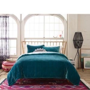 Opalhouse Tufted Velvet Stitch Quilt with 2-Shams
Queen Size